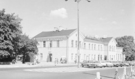 "Piotrków Trybunalski", widok budynku dworcowego od strony miasta, 1988. Fot....